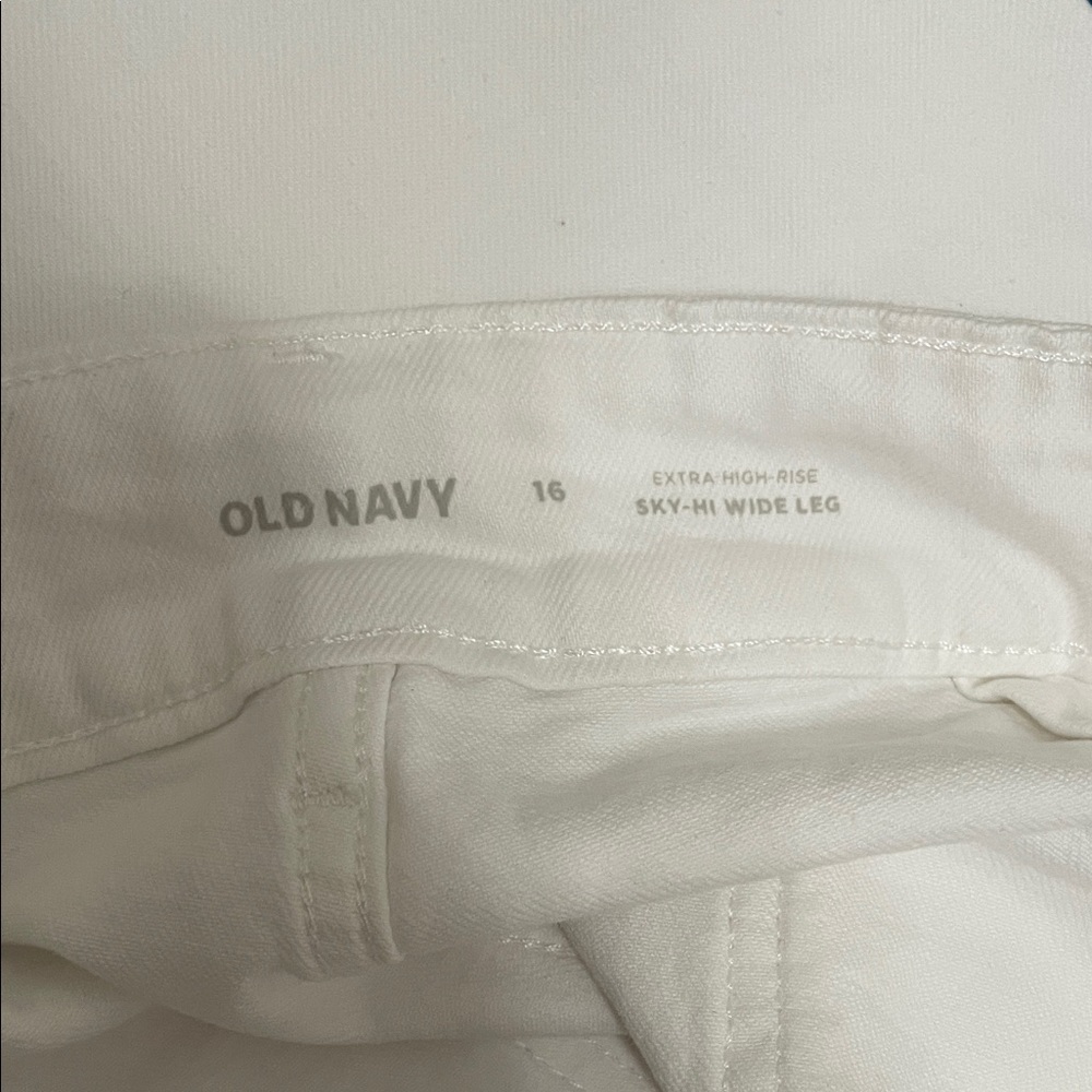 Old Navy Extra High-Rise Sky-High Wide Leg Jeans - Picture 3 of 7